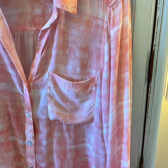 Women’s Bella Dahl Flowy Button Down Blouse - Picture 3 of 6